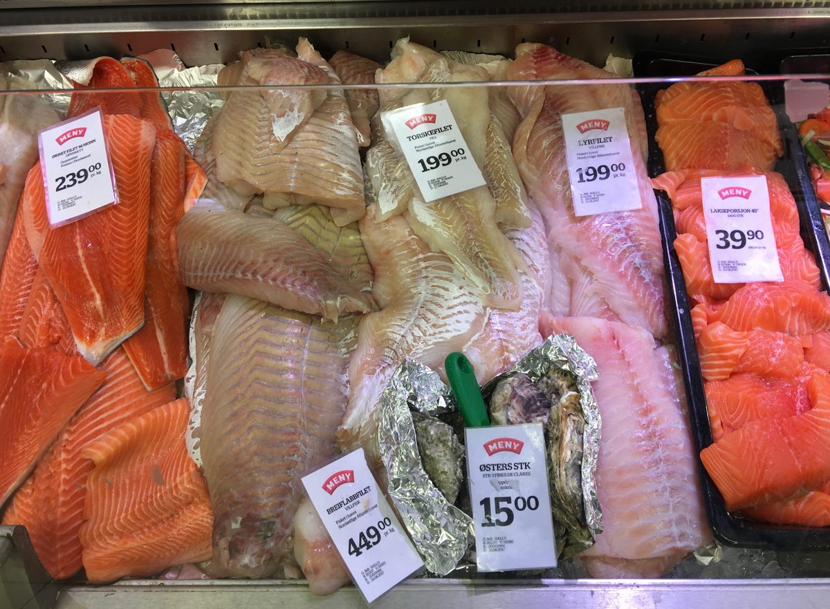 Fersk fisk i fiskedisk på Meny i Bergen – torsk, laks, ørret og østers
