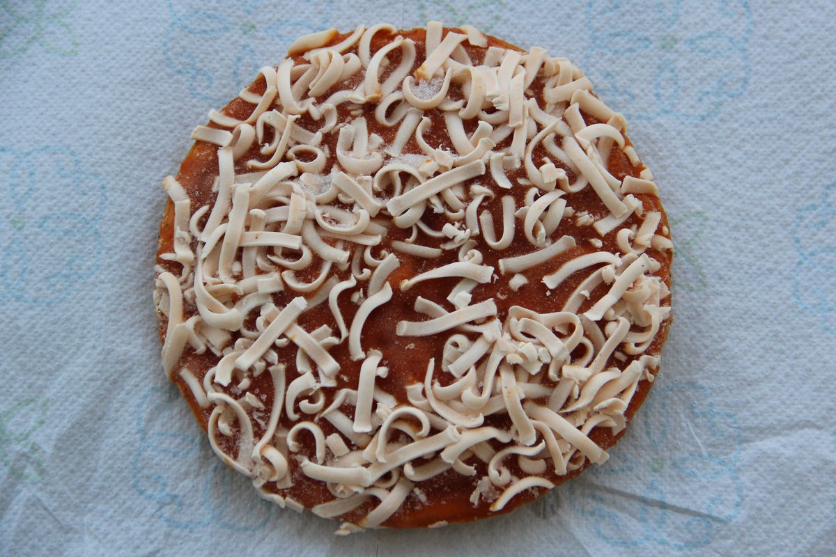 Frossen pizza i emballasje