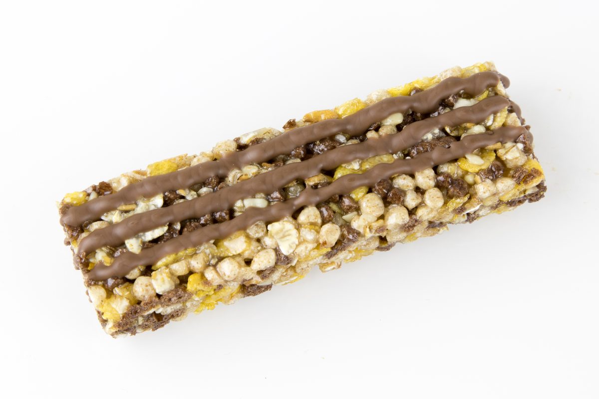 Corny-mueslibar på hvit bakgrunn