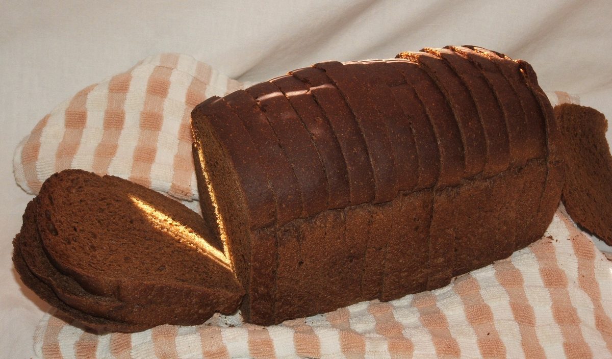 Mørkt rugbrød på treplate